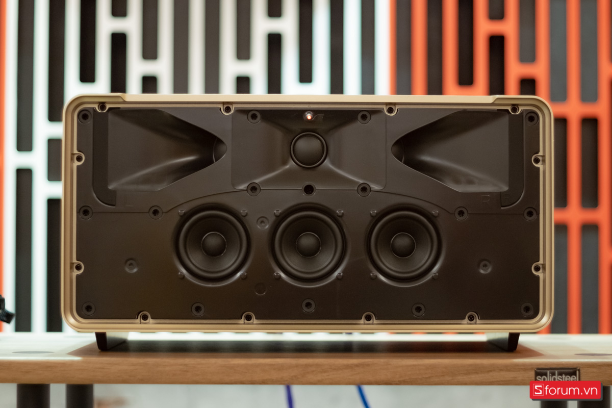 JBL Authentics 500 sở hữu hệ thống driver gồm driver tweeter 1 inch, 3 driver mid-woofer kích thước 2,75 inch