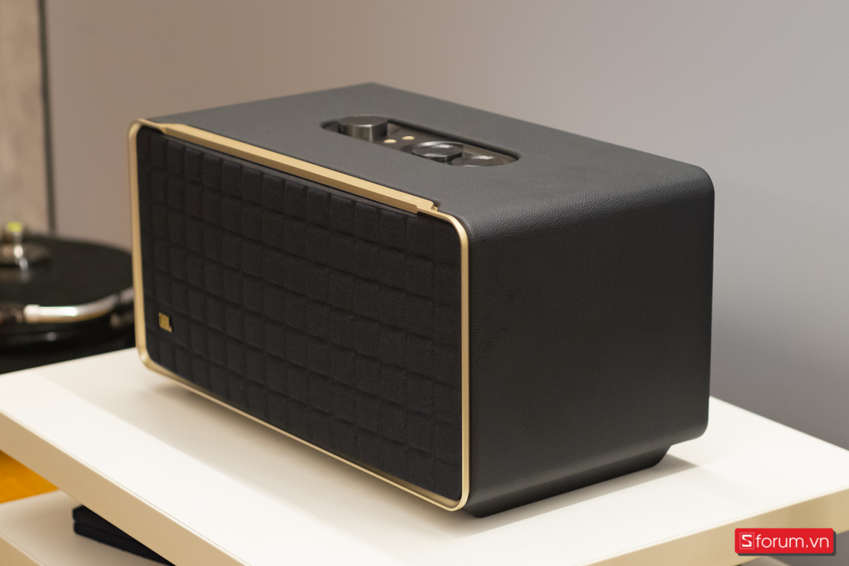BL Authentics 500 sở hữu kiểu dáng loa rất hoài cổ đặc trưng, cho người dùng cảm được hơi hướng của những thập niên 70.