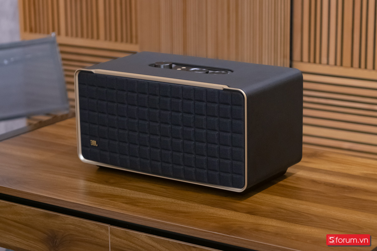 JBL Authentics 500 có kích thước tổng thế là 447 x 240 x 255,7 mm, nặng 7,8kg