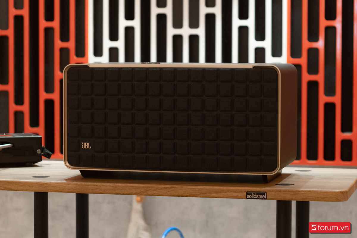 JBL Authentics 500 hoàn toàn thay thế được các hệ thống giải trí khác 