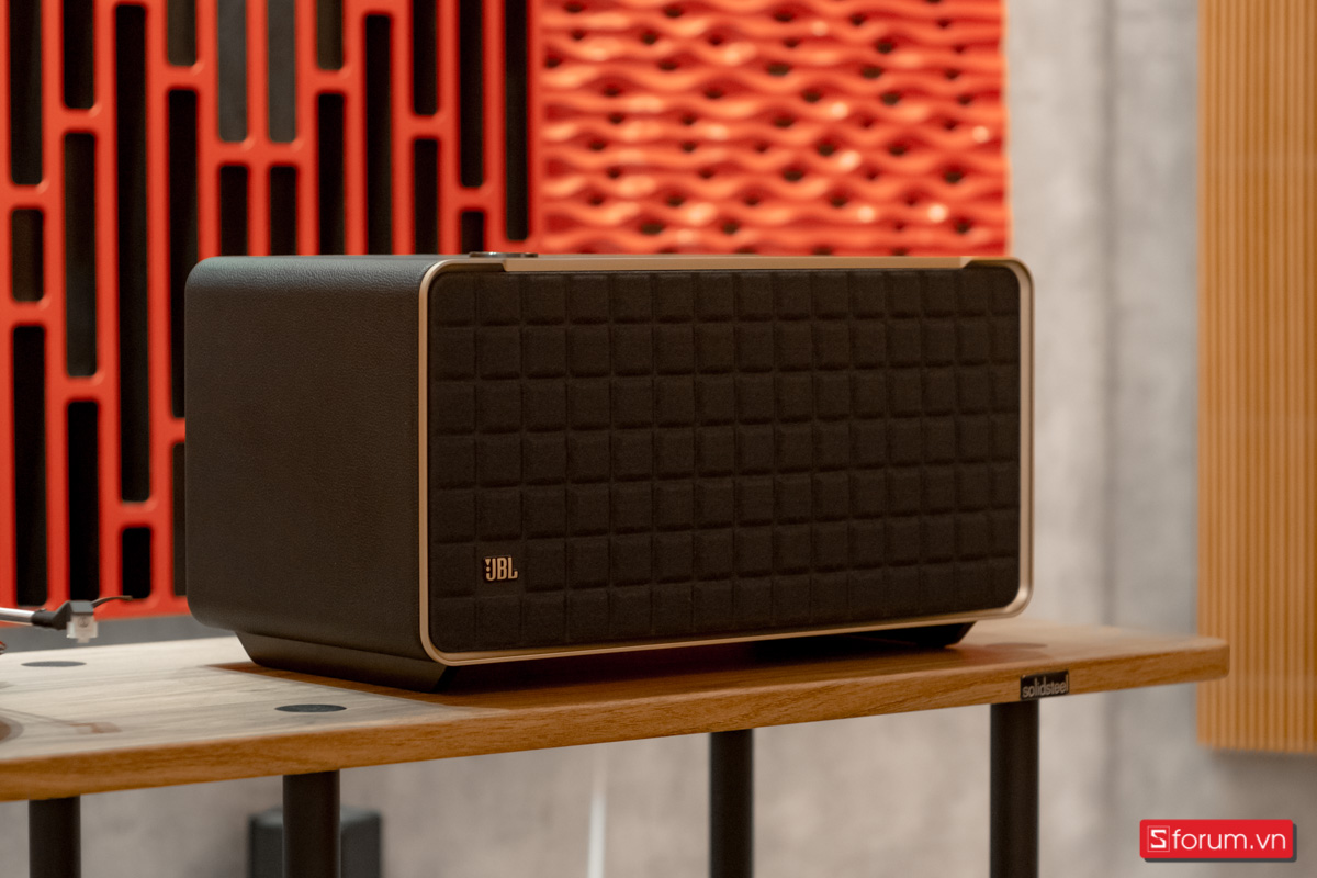 Mặt trước JBL Authentics 500 là phần driver được bao phủ bởi lớp ê-chăng che chắn làm từ vật liệu Quadrex quen thuộc của JBL