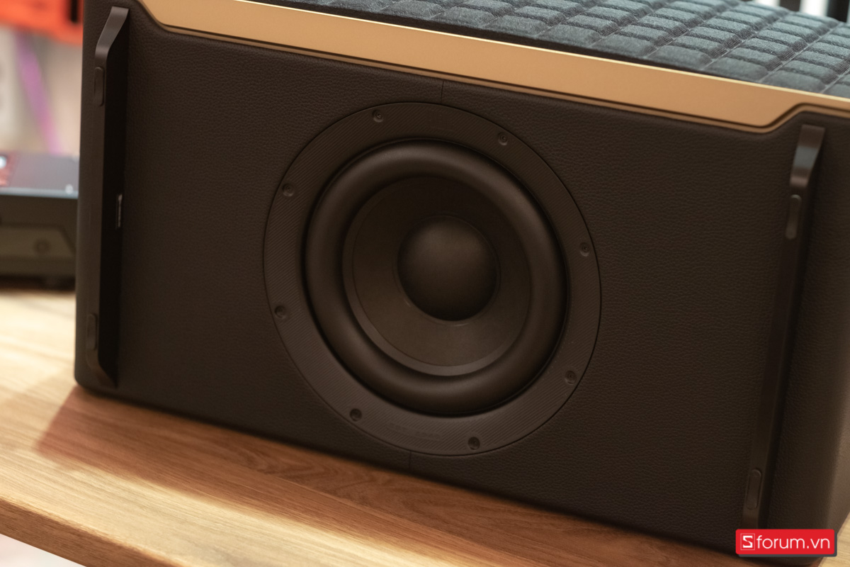 Mặt dưới JBL Authentics 500 là phần chứa củ loa subwoofer 6,5inch làm kiểu down-firing nhằm cộng hưởng với mặt sàn từ đó tạo nên dải trầm sâu, uy lực nhất có thể