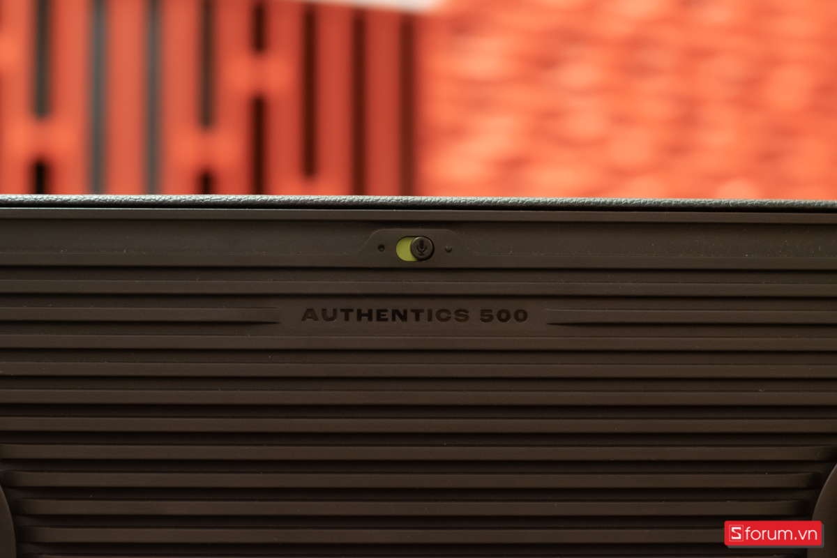 Khi cần sử dụng trợ lí ảo bạn có thể gạt nút bật tắt phía sau loa JBL Authentics 500