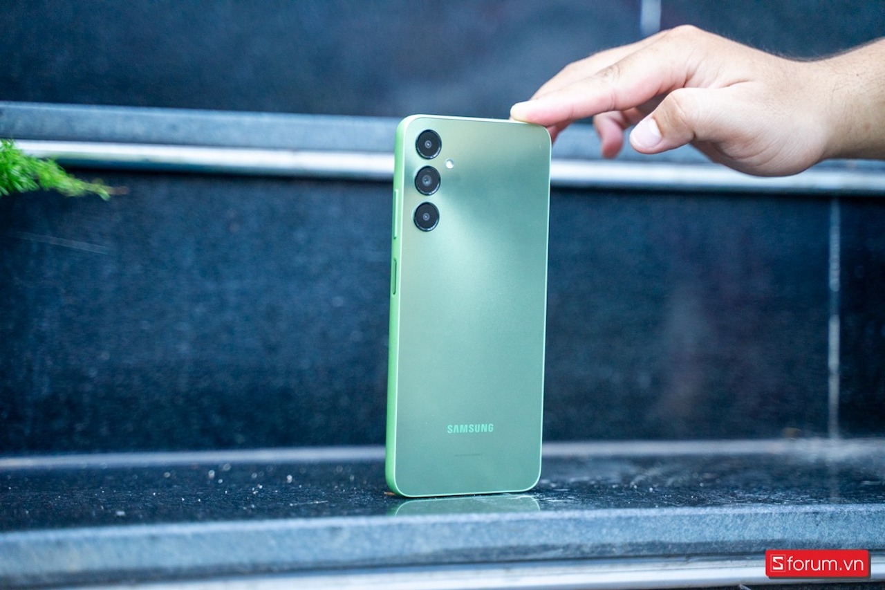 Thiết kế rất ân tượng dù cho mức giá của Galaxy A05S chỉ hơn 3 triệu đồng