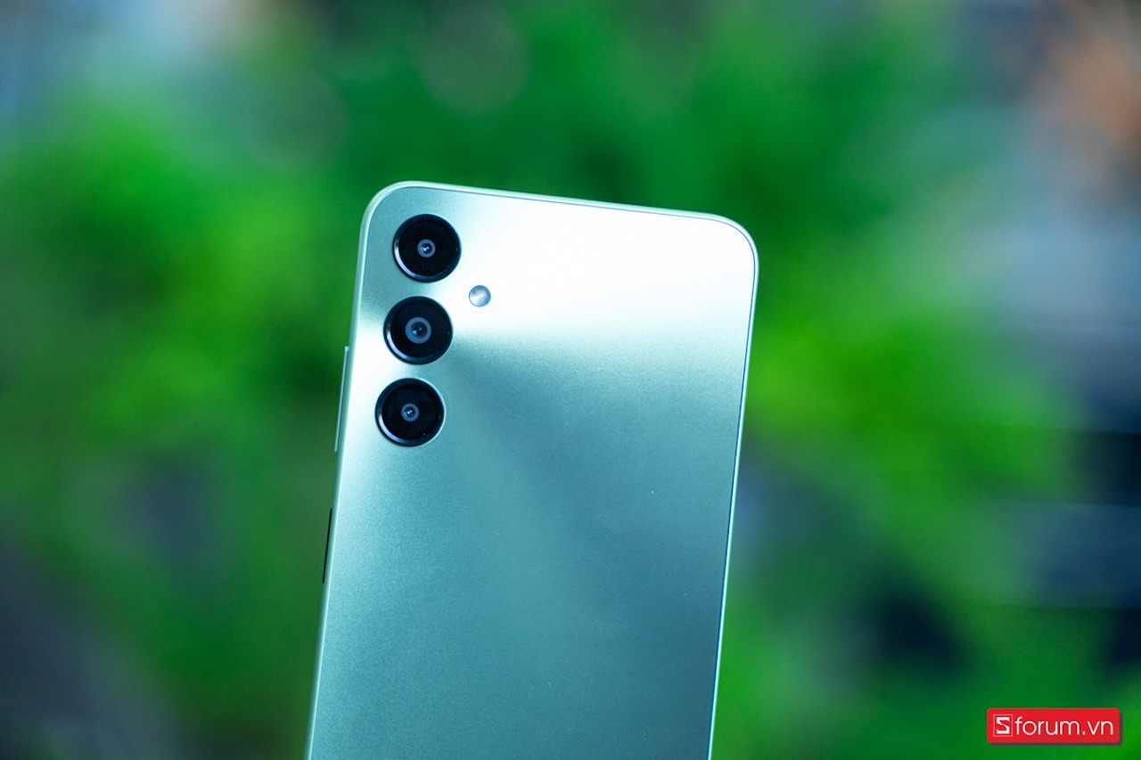 Bộ ba camera trên Galaxy A05S hoạt động rất hiệu quả trong điều kiện đủ sáng
