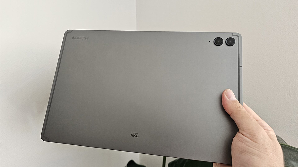 Galaxy Tab S9 FE là tablet Fan Edition kháng nước đầu tiên của Samsung