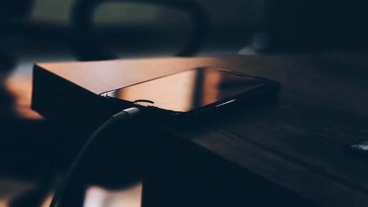 Sạc điện thoại cả đêm có hại pin không?