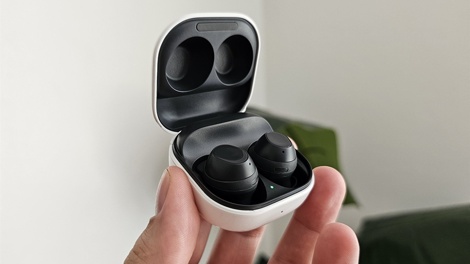 Galaxy Buds FE có thiết kế quen thuộc