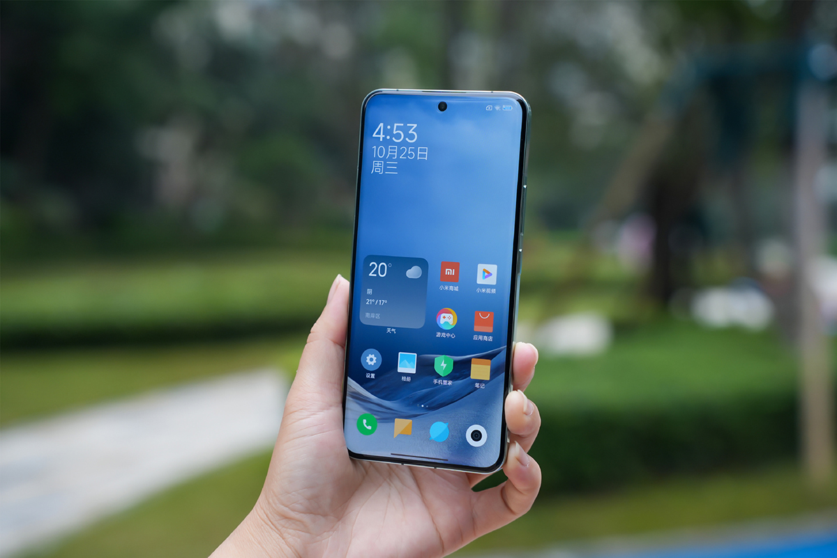 Xiaomi 15 Pro có pin lớn vượt trội thế hệ trước