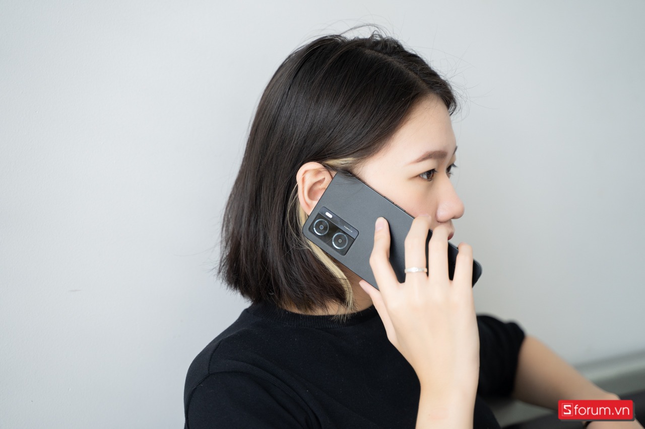 Trong khi đó, OPPO vẫn thể hiện sự tinh tế xuất sắc trong từng đường nét
