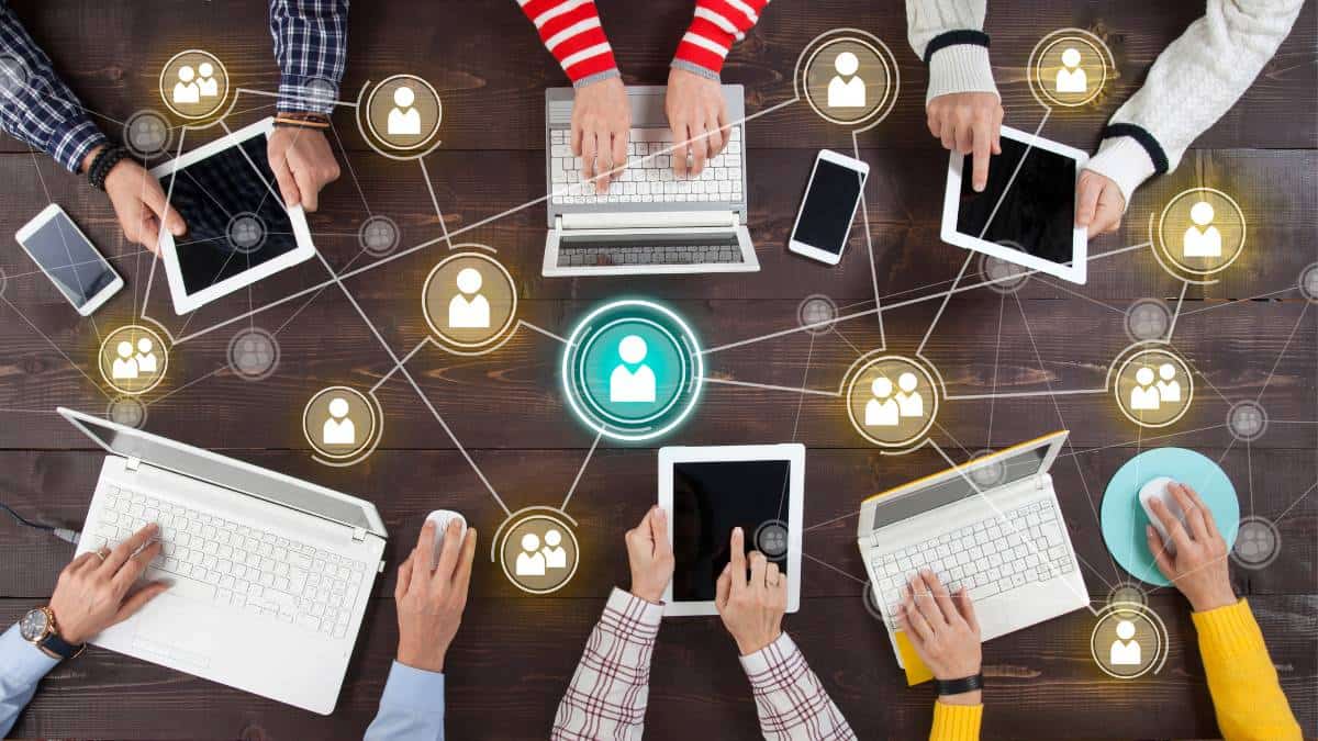 Cách tránh bẫy tin giả trên mạng xã hội