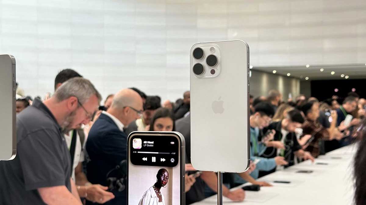 iPhone 15 Pro Max màu Titan Trắng