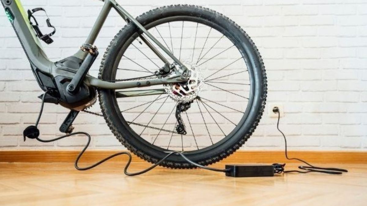 Nên tắt điện xe rồi mới sạc