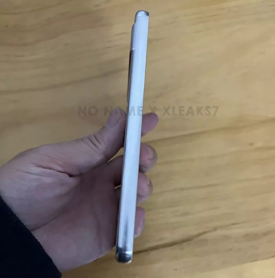 Pixel 8a (Cạnh trái)