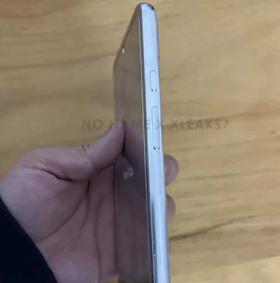 Pixel 8a (Cạnh phải)