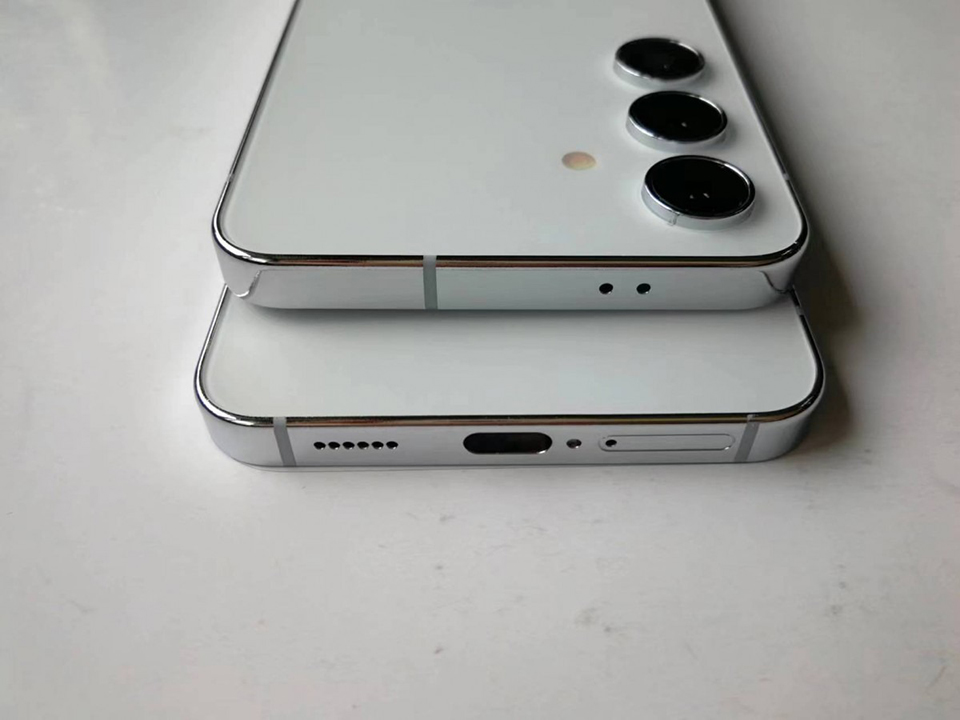 Cạnh trên và dưới của Galaxy S24