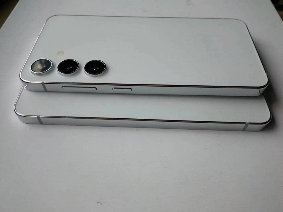 Cạnh trái và phải của Galaxy S24