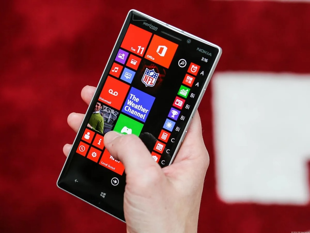 Trong khi Samsung vươn lên nhờ Android và vượt qua Nokia vào năm 2010, CEO Stephen Elop của Nokia lại chọn con đường khác