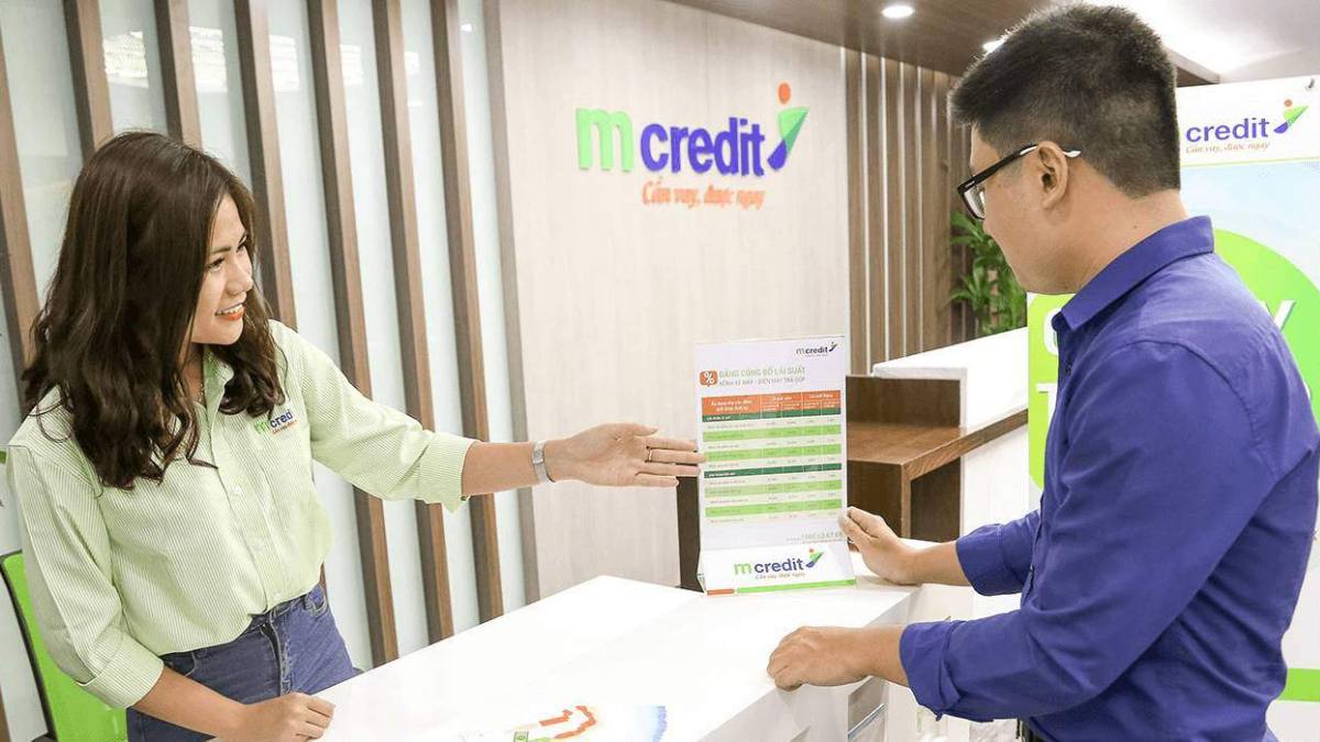 Tới trực tiếp tại phòng giao dịch Mcredit để tra cứu khoản vay