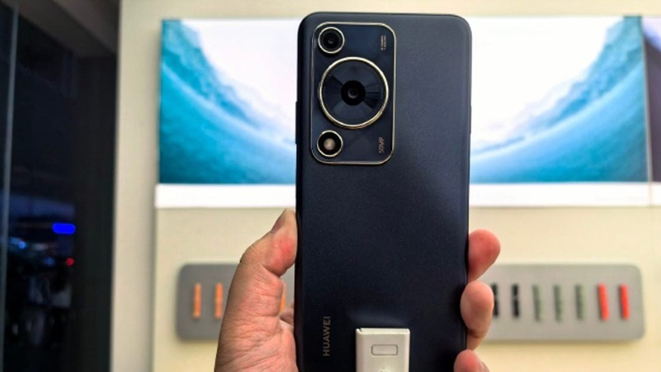 Mặt sau của Huawei Enjoy 70