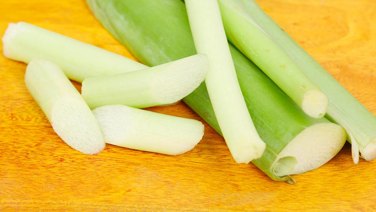 Làm dọc mùng ngon bằng cách bóp muối bước 1