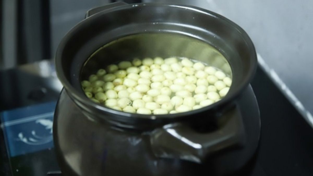 Cách làm xôi cốm đậu xanh, hạt sen, nước cốt lá dứa bước 1