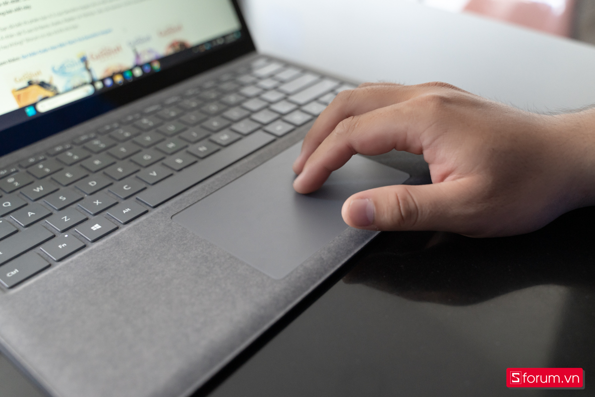 Bàn phím được lót vải Alcantara của Surface Laptop 4