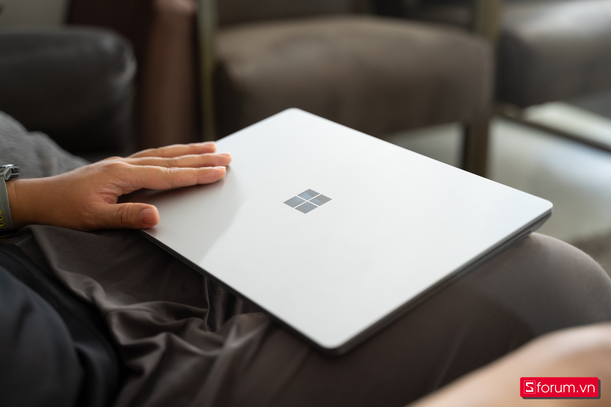 Surface Laptop 4 mỏng gọn nhẹ