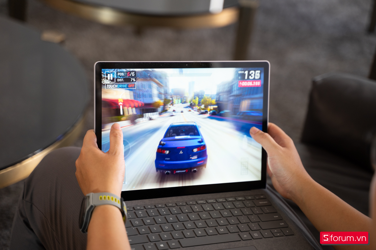 Chơi thử game Asphalt 8 trên Surface Laptop 4