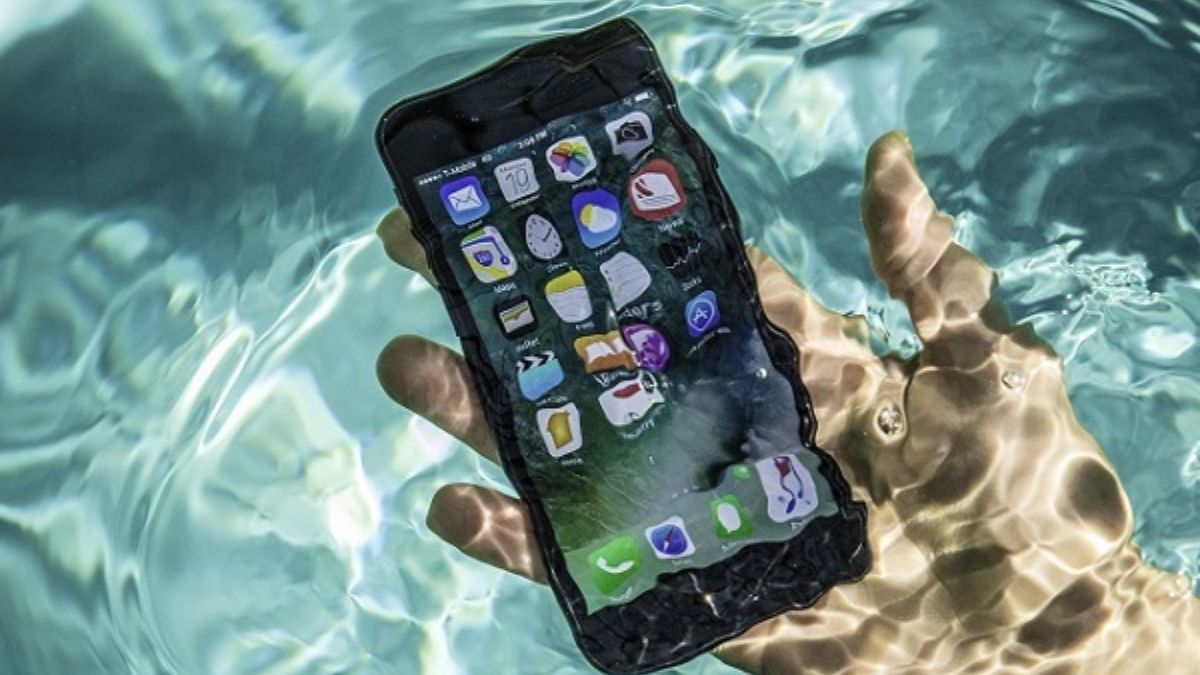 iPhone bị vô nước? Bình tĩnh, cứu dế yêu theo cách này!