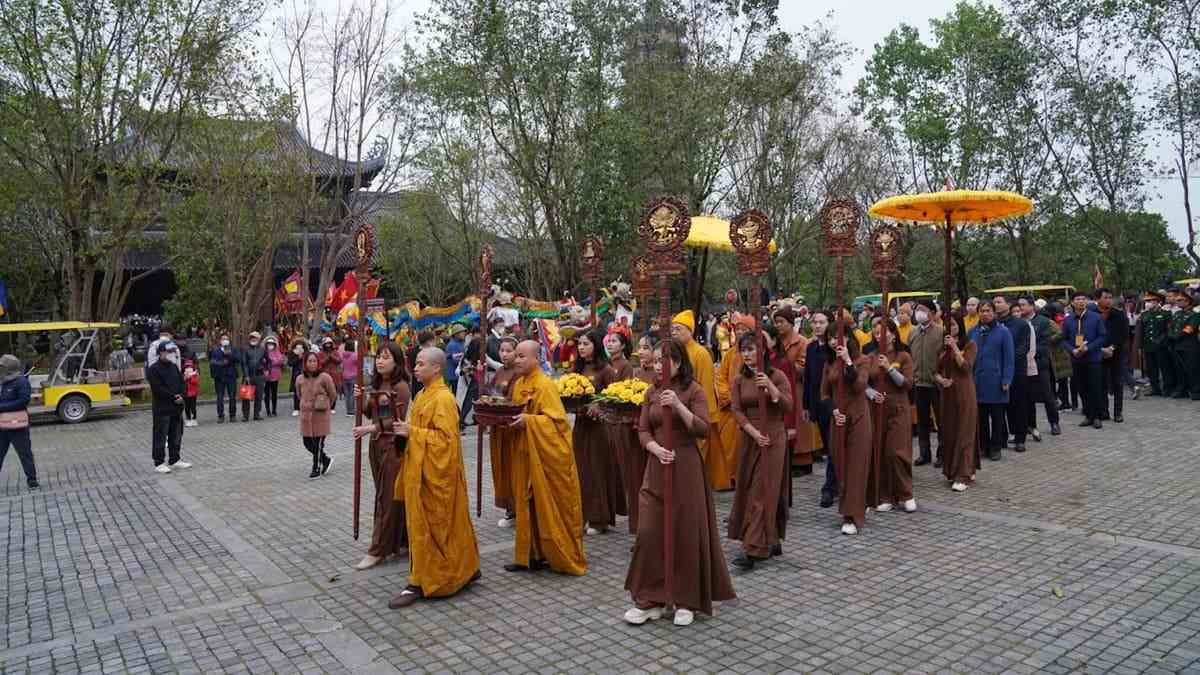 Phần lễ tại lễ hội Chùa Bái Đính