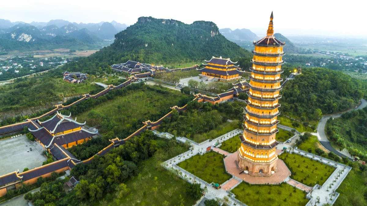 Đi lễ Chùa Bái Đính cần chuẩn bị giày leo núi