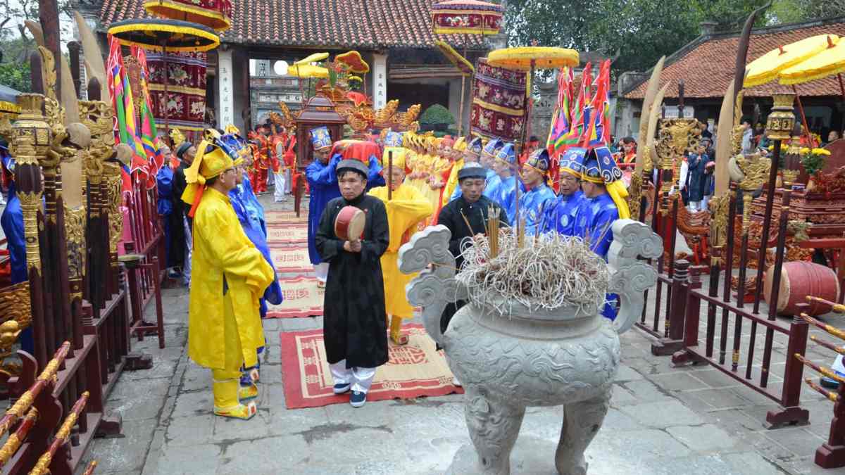 Phần lễ tại lễ hội đền Cổ Loa