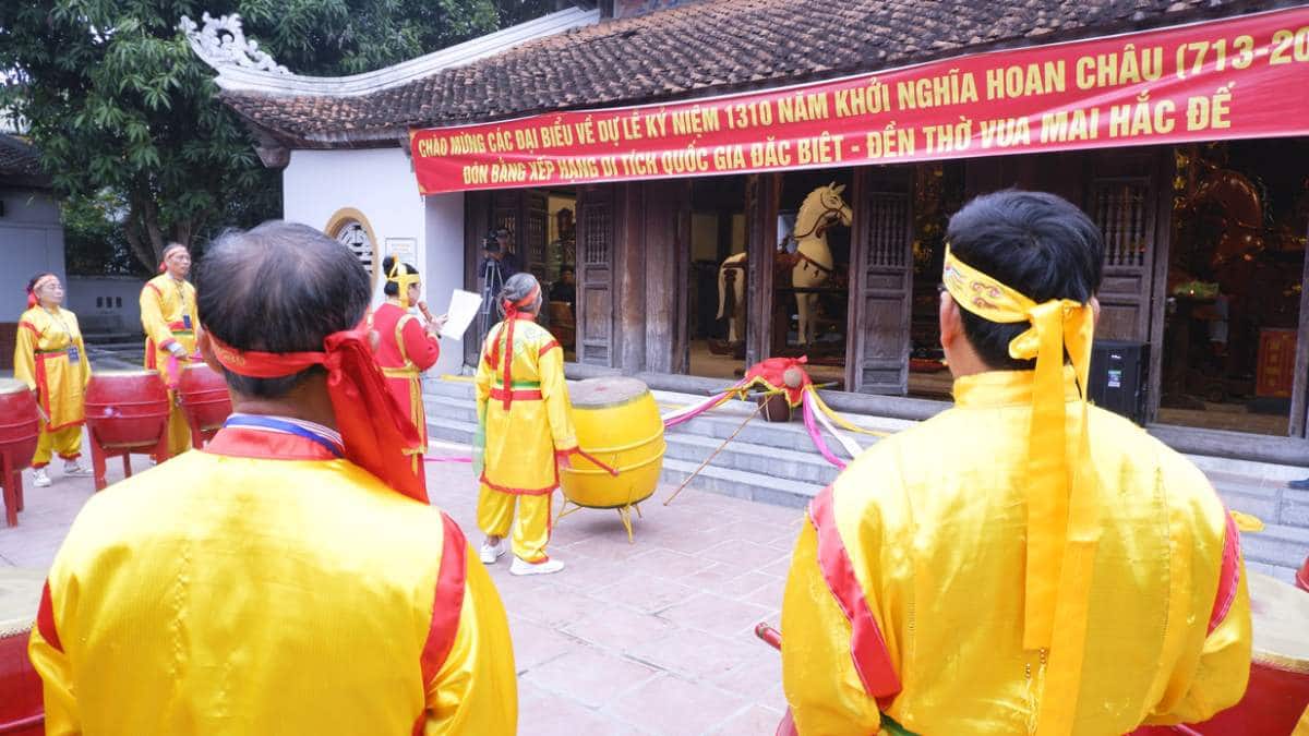 Phần lễ tại lễ hội Đền Vua Mai