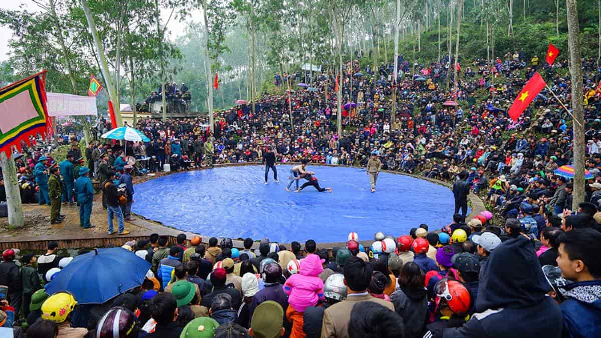 Phần hội tại lễ hội Đền Vua Mai