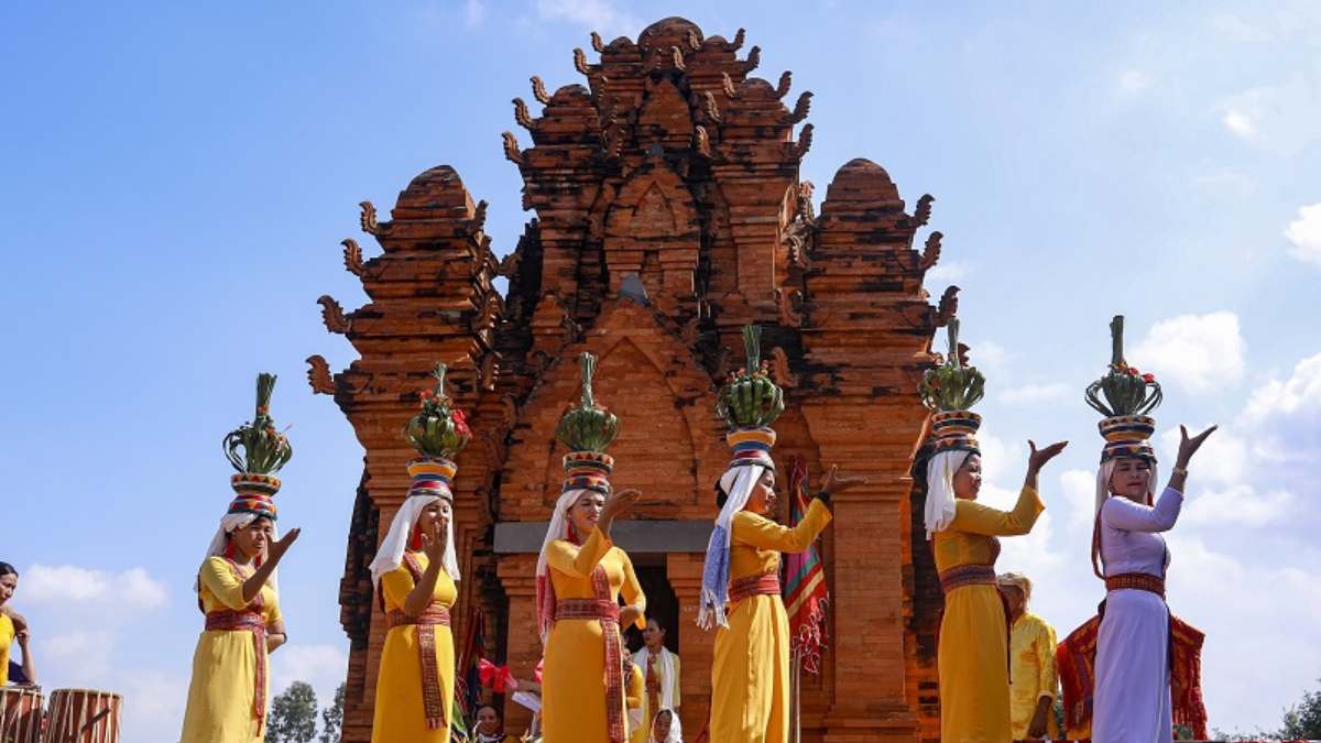 Các nghi lễ trong Lễ hội Katê - Ngày 1: Nghi lễ tại Đền Tháp