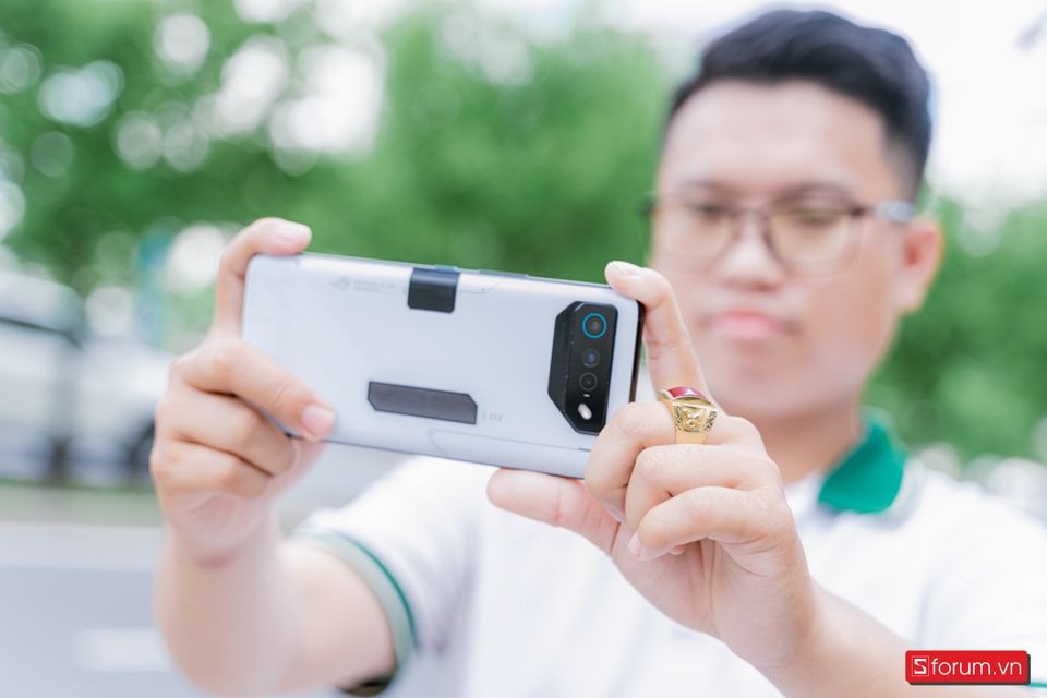 Cả hai smartphone này đều có hệ thống 3 camera sau