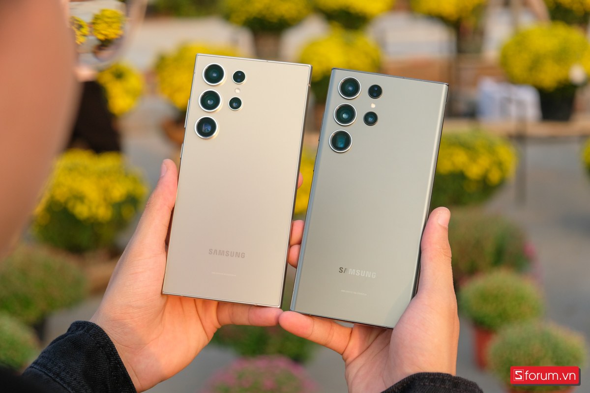 Galaxy S24 Ultra bên trái và Galaxy S23 Ultra bên phải