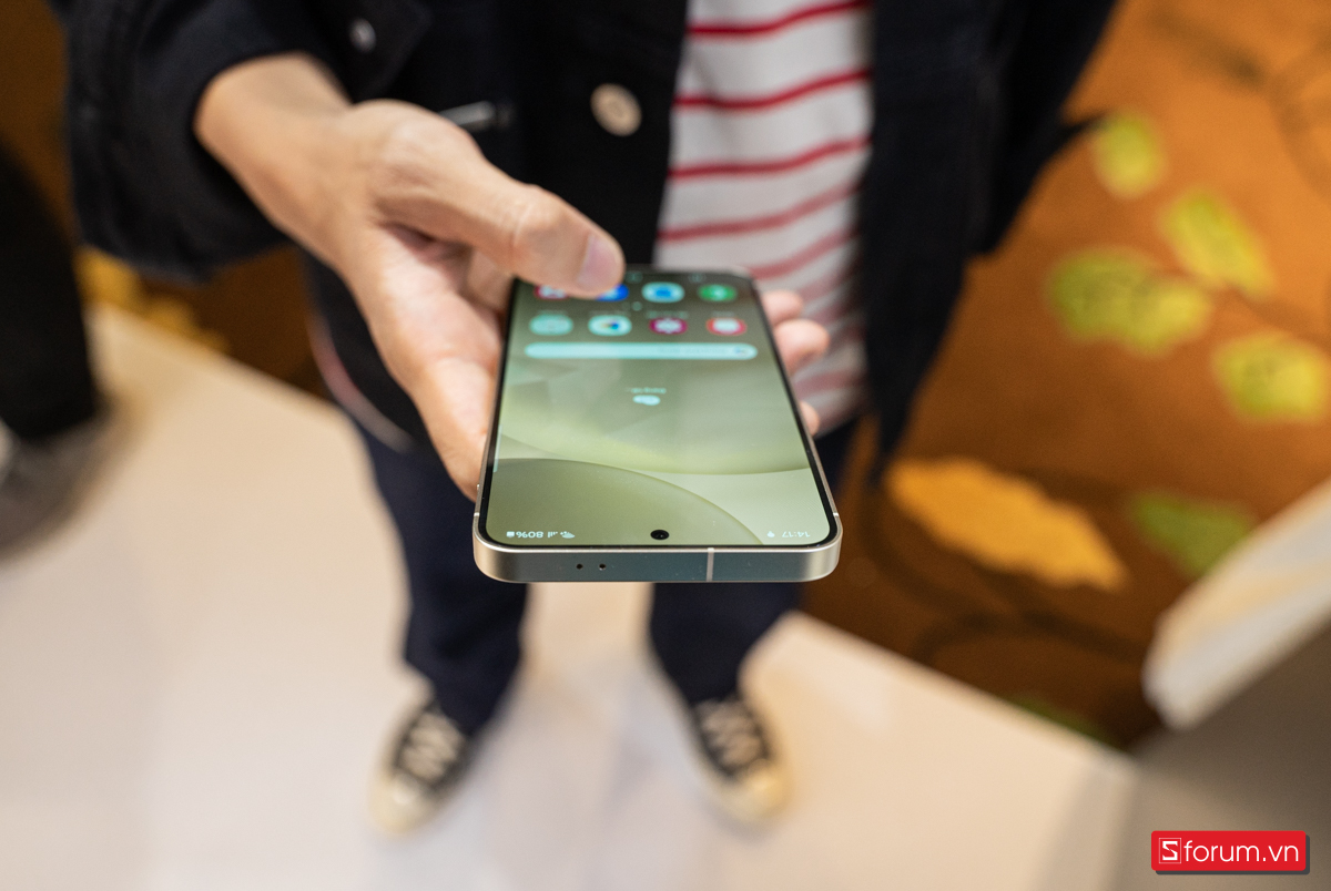 Galaxy S24 có màn hình lớn, sáng hơn so với thế hệ trước
