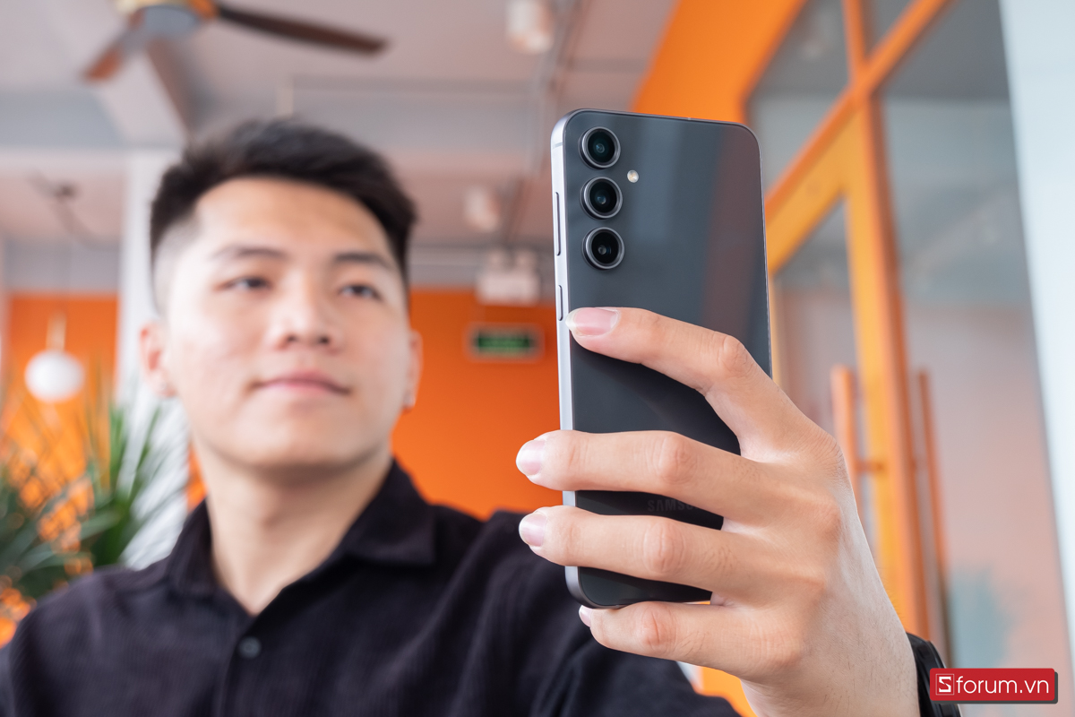 Cả hai đều có 3 camera sau