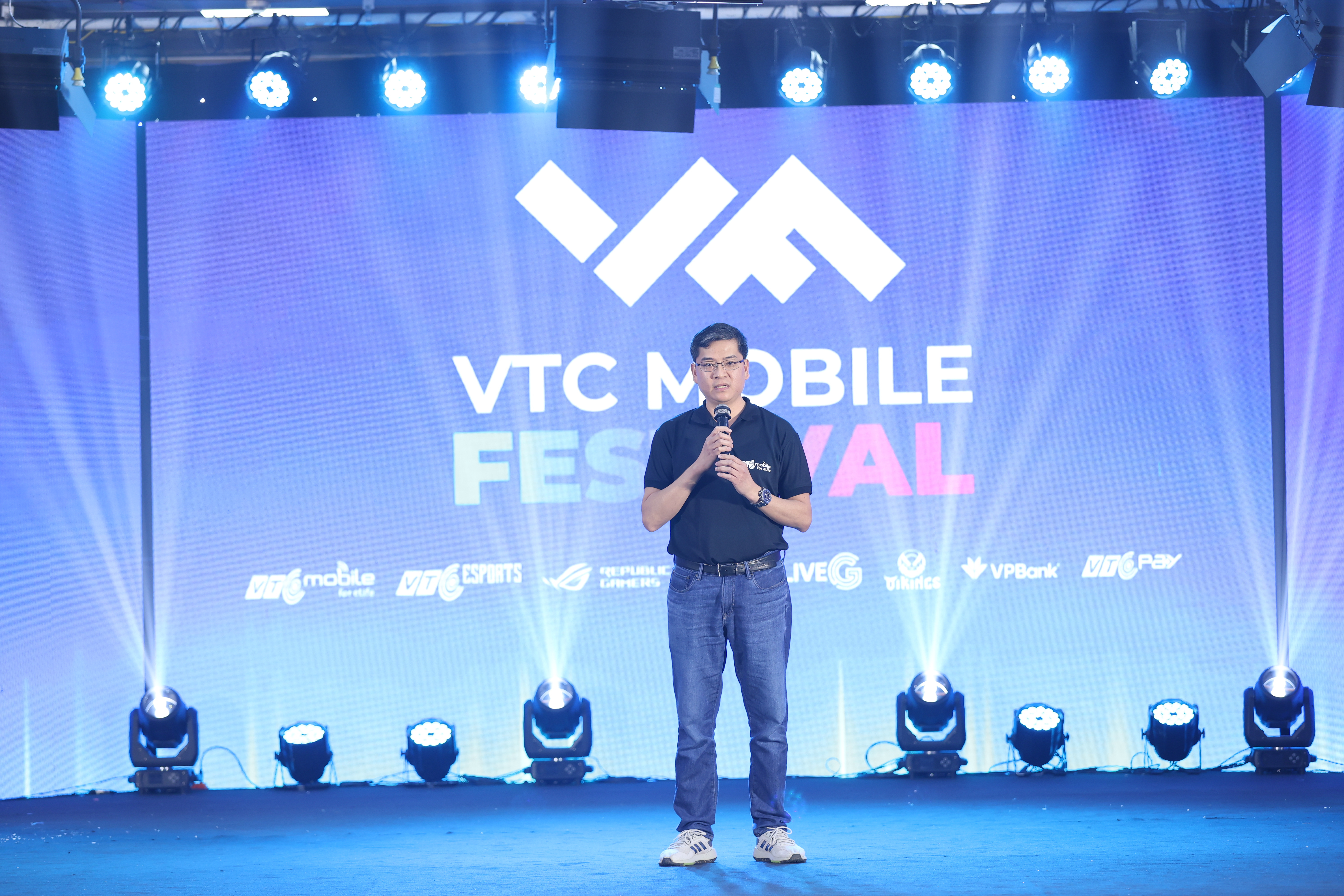 Ông Lương Viết Lộc - Chủ tịch HĐQT VTC Mobile lên khai mạc sự kiện
