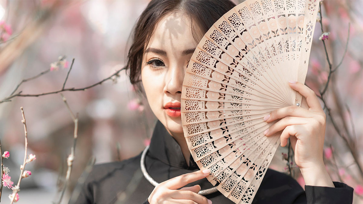 Cách tạo dáng chụp ảnh áo dài với quạt
