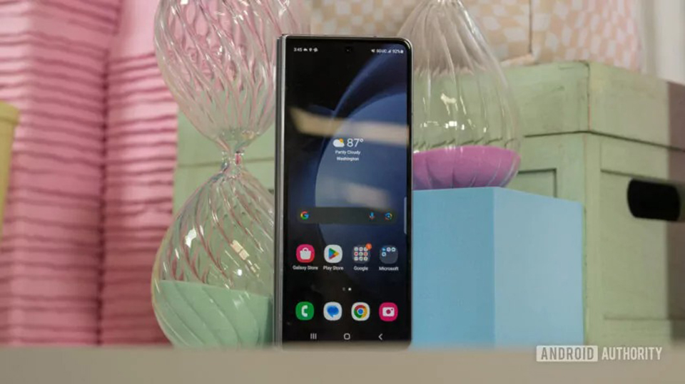 Galaxy Z Fold6 nên có màn hình rộng hơn và thiết kế mỏng hơn