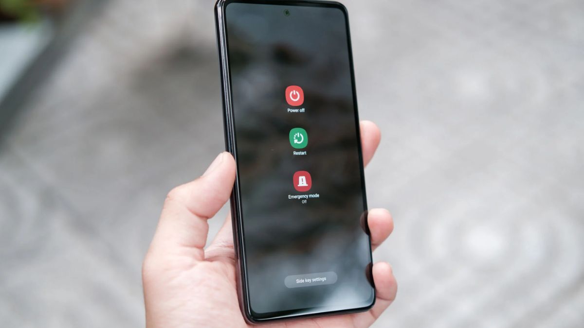 khởi động lại điện thoại