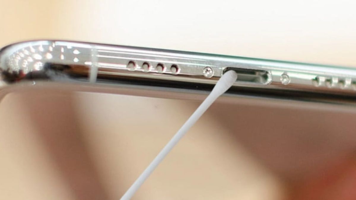 Bụi bẩn bám vào cổng sạc