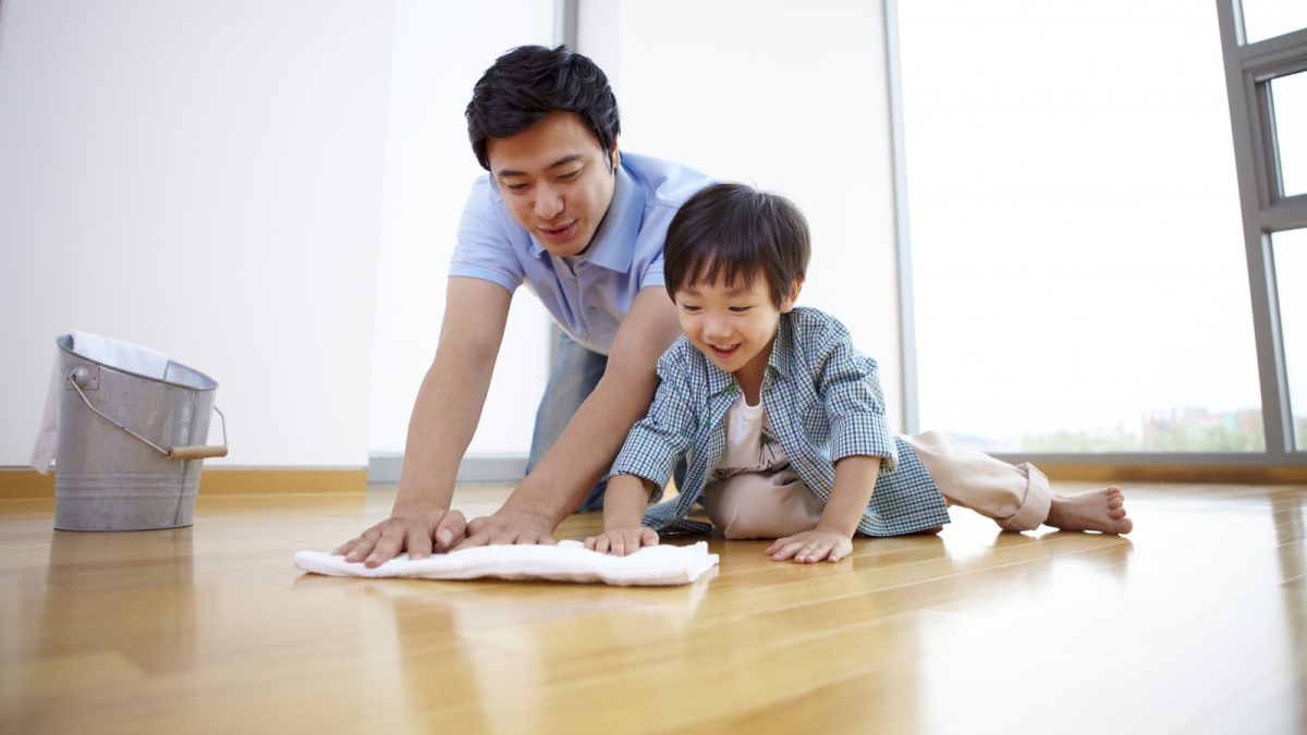 Mẹo dọn nhà đón Tết sạch nhanh nhất - Làm bóng sàn nhà