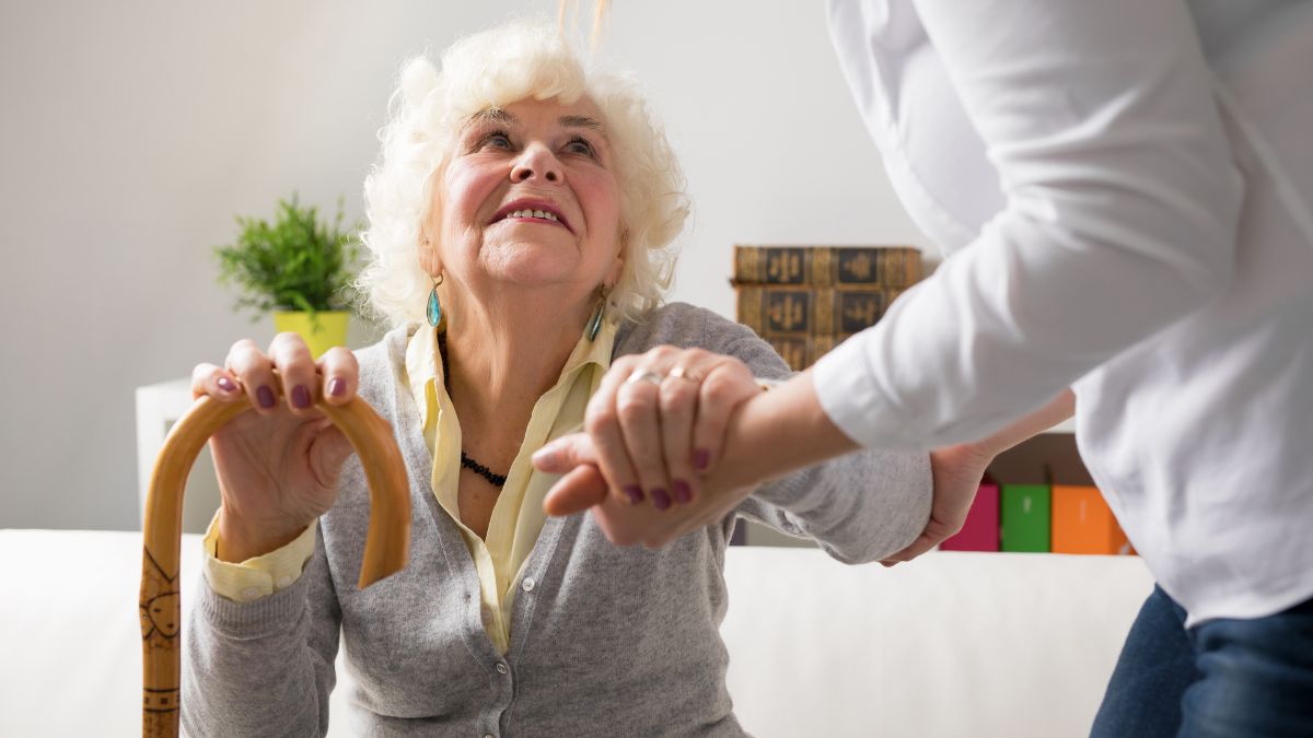 Hướng dẫn sử dụng máy massage cổ vai gáy cho người cao tuổi 3