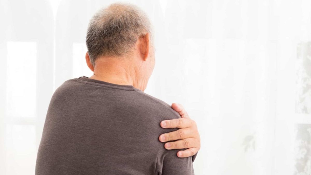Hướng dẫn sử dụng máy massage cổ vai gáy cho người cao tuổi
