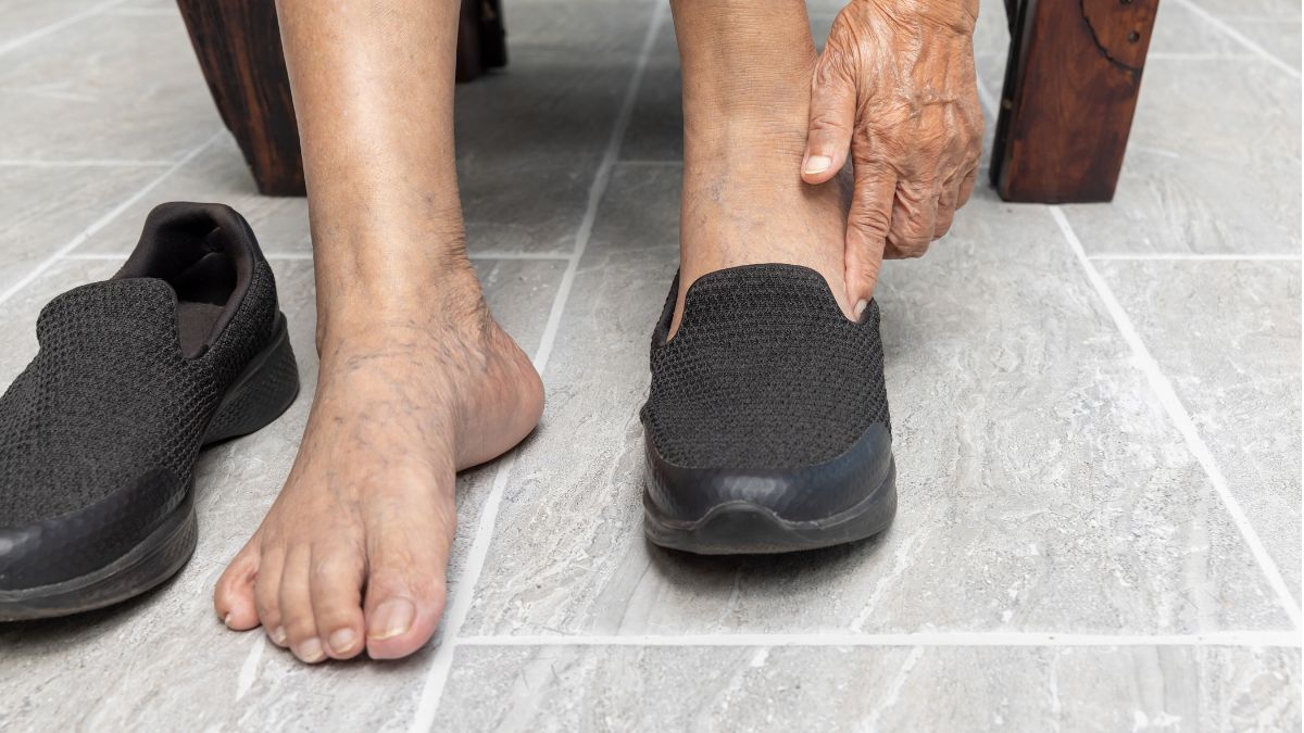 Có nên mua máy massage chân cho người cao tuổi không? 1