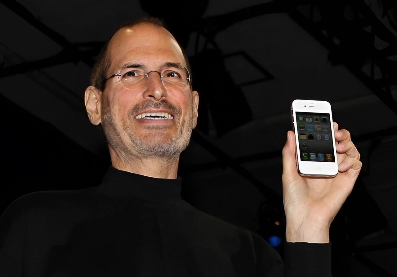Dự án phát triển iPhone bắt đầu khi CEO Steve Jobs của Apple nhận ra rằng sự phổ biến của điện thoại di động và máy nghe nhạc